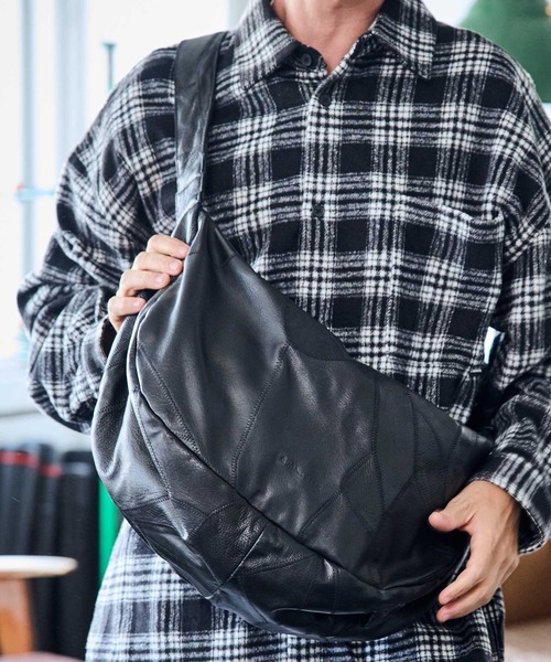 ADAM PATEK(アダムパテック)の「【RES】【ADAMPATEK】recycle patchwork leather shoulder bag/つぎはぎレザービッグショルダーバッグ(ショルダーバッグ・メンズ・ブラック・FREE)」の11枚目の写真