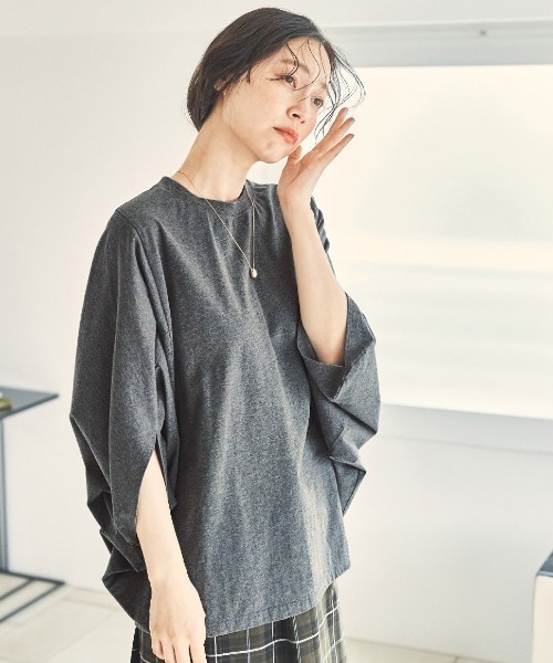 and myera(アンド マイラ)の「and myera ドルマンスリーブTトップス(Tシャツ/カットソー・レディース・ブラック/グレー/ブラウン・LL/L/M)」の2枚目の写真