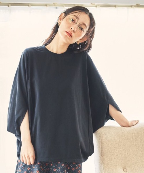 and myera(アンド マイラ)の「and myera ドルマンスリーブTトップス(Tシャツ/カットソー・レディース・ブラック/グレー/ブラウン・LL/L/M)」の1枚目の写真