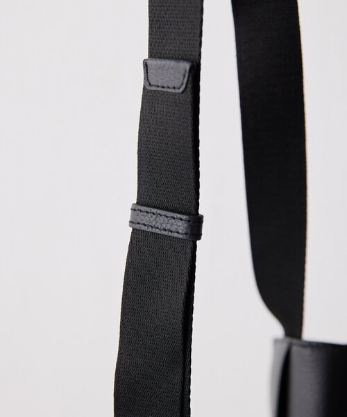 ear PAPILLONNER（イアパピヨネ）の「《uchida企画/本革》ミニワイドテープショルダーバッグ（ショルダーバッグ・レディース・ブラック・FREE）」の7枚目の写真