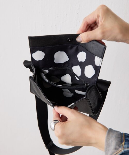 イアパピヨネ　uchida企画　ミニワイドテープショルダーバッグ　新品 インフルエンサーuchida企画/本革》ミニワイドテープショルダーバッグ