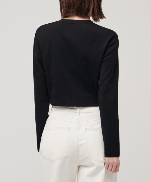 MUSINSA STANDARD WOMAN（ムシンサスタンダードウーマン）の「ウィメンズクルーネッククロップ長袖Tシャツ[ブラック]（Tシャツ/カットソー・レディース・その他・SMALL/MEDIUM/LARGE/X-SMALL）」の2枚目の写真