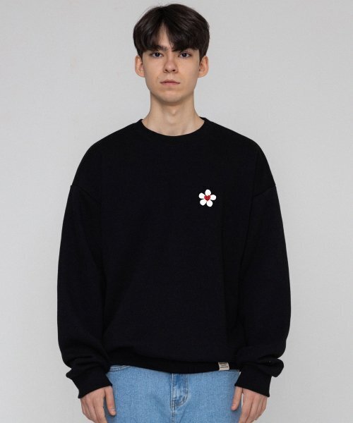 GRAVER（グレーバー）の「[UNISEX]フラワーハートロゴスマイルスウェット_ブラック（スウェット・レディース・ブラック・SMALL/MEDIUM/LARGE）」の2枚目の写真