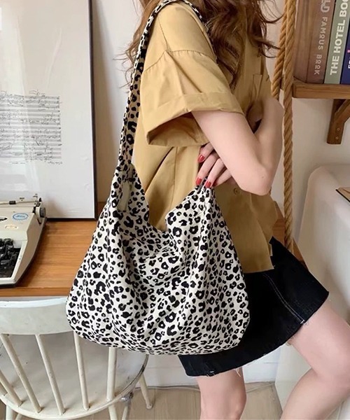 VIBGYOR(ヴィブジョー)の「ヒョウ柄キャンバスショルダーバッグ/レオパード/レディース(NEZ)(ショルダーバッグ・レディース・ホワイト/ブラウン・FREE)」の1枚目の写真