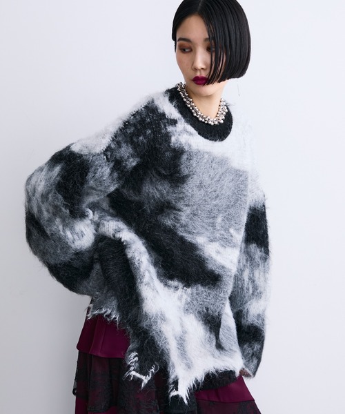 MONOe（モノエ）の「ニュアンス柄ダメージシャギーオーバーニット/ユニセックス（ニット/セーター・レディース・ブラック/レッド/グリーン・FREE）」の2枚目の写真