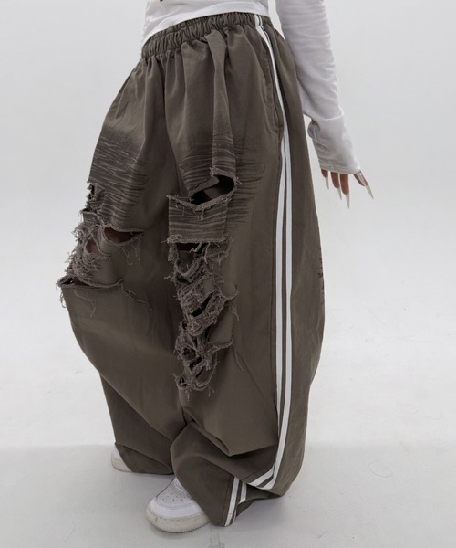 .KOM(ドットコム)の「A'GEM/9 × .kom 『.KOM/ドットケーオーエム』Destroy Track Pants/デストロイトラックパンツ(スウェットパンツ・レディース・ブラック/ブラウン・FREE)」の3枚目の写真