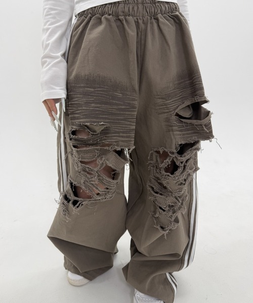 .KOM(ドットコム)の「A'GEM/9 × .kom 『.KOM/ドットケーオーエム』Destroy Track Pants/デストロイトラックパンツ(スウェットパンツ・レディース・ブラック/ブラウン・FREE)」の4枚目の写真