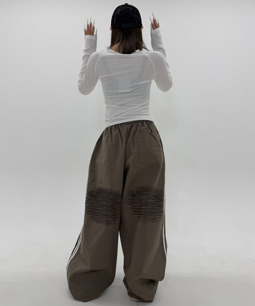 .KOM(ドットコム)の「A'GEM/9 × .kom 『.KOM/ドットケーオーエム』Destroy Track Pants/デストロイトラックパンツ(スウェットパンツ・レディース・ブラック/ブラウン・FREE)」の9枚目の写真