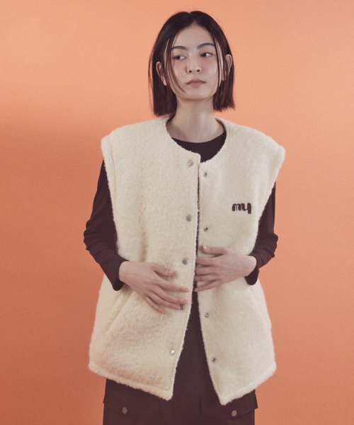 MAYOL(マイヨール)の「ユニセックスアルパカ刺繍リバーシブルベスト_クリーム(ベスト・レディース・その他・LARGE/MEDIUM)」の1枚目の写真