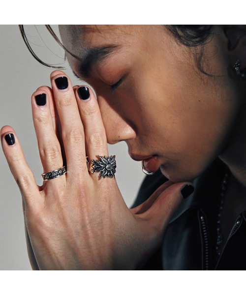 ANONYMOUS ARTISAN(アノニマスアルティザン)の「Oldschool Flower Band Ring(リング・レディース・その他・12号/13号/14号/15号/16号/17号/18号/19号/20号/21号/27号/28/30/22号/29号/23号/24号/25号/26号)」の2枚目の写真