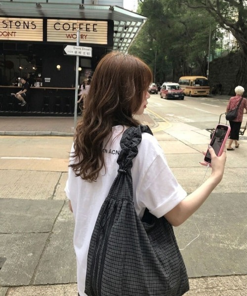 Teem Store(チームストア)の「【新色追加!】【大容量/A4対応◎/PC収納◎】【ユニセックス】斜めがけチェック柄サイドポケットシャーリングビッグショルダーバッグ トラベルバッグ(ショルダーバッグ・レディース・ブラック/グレー/ブラウン/ライトブラウン/レッド・F)」の8枚目の写真