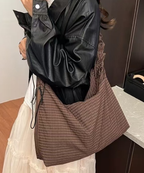 Teem Store(チームストア)の「【新色追加!】【大容量/A4対応◎/PC収納◎】【ユニセックス】斜めがけチェック柄サイドポケットシャーリングビッグショルダーバッグ トラベルバッグ(ショルダーバッグ・レディース・ブラック/グレー/ブラウン/ライトブラウン/レッド・F)」の18枚目の写真