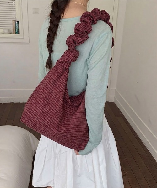 Teem Store(チームストア)の「【新色追加!】【大容量/A4対応◎/PC収納◎】【ユニセックス】斜めがけチェック柄サイドポケットシャーリングビッグショルダーバッグ トラベルバッグ(ショルダーバッグ・レディース・ブラック/グレー/ブラウン/ライトブラウン/レッド・F)」の22枚目の写真