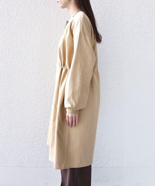 SHIPS Colors(シップス カラーズ)の「SHIPS Colors:〈手洗い可能〉ツイル ノーカラー タック コート◇(ノーカラーコート・レディース・ネイビー/ベージュ・ONE SIZE)」の18枚目の写真