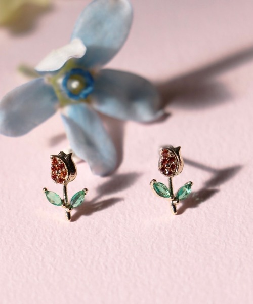 Zoule(ゾーラ)の「Zoule ゾーラ:FLOWER LETTER SERIES jewel flower letter1 花言葉 チューリップ スズラン ピアス(ピアス(両耳用)・レディース・レッド/ホワイト・FREE)」の1枚目の写真