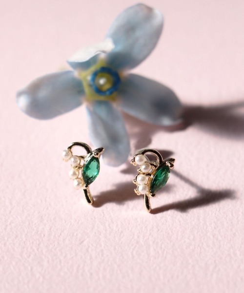 Zoule(ゾーラ)の「Zoule ゾーラ:FLOWER LETTER SERIES jewel flower letter1 花言葉 チューリップ スズラン ピアス(ピアス(両耳用)・レディース・レッド/ホワイト・FREE)」の2枚目の写真