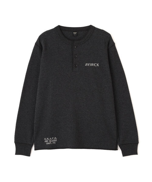 AVIREX（アヴィレックス）の「《WEB&DEPOT限定》STENCIL HONEYCOMB HENRY NECK L/S T-SHIRT/ ステンシル ハニカム ヘンリーネック 長袖Tシャツ / AVIREX / アヴィレックス（Tシャツ/カットソー・メンズ・ブラック/ホワイト系2/オリーブ系・L/2XL/XL/M）」の9枚目の写真