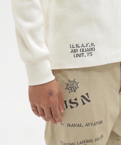 AVIREX（アヴィレックス）の「《WEB&DEPOT限定》STENCIL HONEYCOMB HENRY NECK L/S T-SHIRT/ ステンシル ハニカム ヘンリーネック 長袖Tシャツ / AVIREX / アヴィレックス（Tシャツ/カットソー・メンズ・ブラック/ホワイト系2/オリーブ系・L/2XL/XL/M）」の18枚目の写真