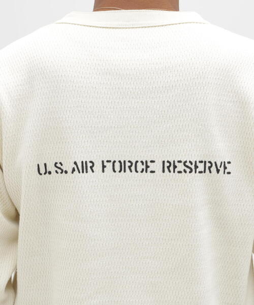 AVIREX（アヴィレックス）の「《WEB&DEPOT限定》STENCIL HONEYCOMB HENRY NECK L/S T-SHIRT/ ステンシル ハニカム ヘンリーネック 長袖Tシャツ / AVIREX / アヴィレックス（Tシャツ/カットソー・メンズ・ブラック/ホワイト系2/オリーブ系・L/2XL/XL/M）」の21枚目の写真