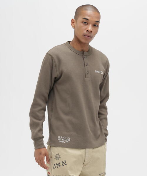 AVIREX（アヴィレックス）の「《WEB&DEPOT限定》STENCIL HONEYCOMB HENRY NECK L/S T-SHIRT/ ステンシル ハニカム ヘンリーネック 長袖Tシャツ / AVIREX / アヴィレックス（Tシャツ/カットソー・メンズ・ブラック/ホワイト系2/オリーブ系・L/2XL/XL/M）」の3枚目の写真