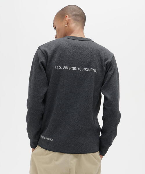 AVIREX（アヴィレックス）の「《WEB&DEPOT限定》STENCIL HONEYCOMB HENRY NECK L/S T-SHIRT/ ステンシル ハニカム ヘンリーネック 長袖Tシャツ / AVIREX / アヴィレックス（Tシャツ/カットソー・メンズ・ブラック/ホワイト系2/オリーブ系・L/2XL/XL/M）」の5枚目の写真