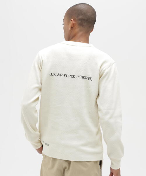 AVIREX（アヴィレックス）の「《WEB&DEPOT限定》STENCIL HONEYCOMB HENRY NECK L/S T-SHIRT/ ステンシル ハニカム ヘンリーネック 長袖Tシャツ / AVIREX / アヴィレックス（Tシャツ/カットソー・メンズ・ブラック/ホワイト系2/オリーブ系・L/2XL/XL/M）」の6枚目の写真