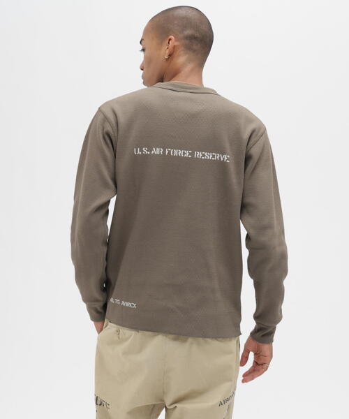 AVIREX（アヴィレックス）の「《WEB&DEPOT限定》STENCIL HONEYCOMB HENRY NECK L/S T-SHIRT/ ステンシル ハニカム ヘンリーネック 長袖Tシャツ / AVIREX / アヴィレックス（Tシャツ/カットソー・メンズ・ブラック/ホワイト系2/オリーブ系・L/2XL/XL/M）」の4枚目の写真