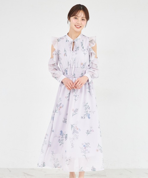 tocco closet(トッコ クローゼット)の「ラッフルフリルオープンショルダーボタニカルフラワープリントワンピース(ワンピース・レディース・オフホワイト/ブルー/ラベンダー・M)」の1枚目の写真