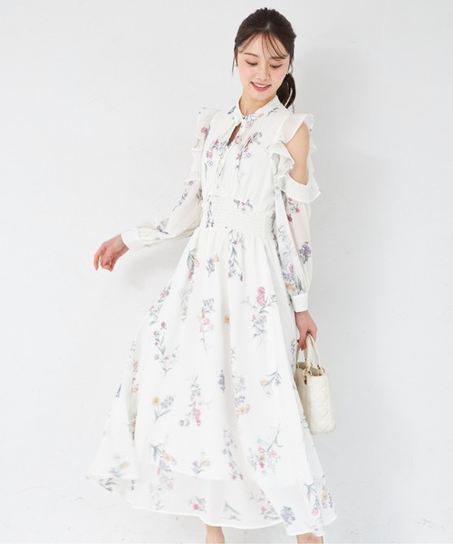 tocco closet(トッコ クローゼット)の「ラッフルフリルオープンショルダーボタニカルフラワープリントワンピース(ワンピース・レディース・オフホワイト/ブルー/ラベンダー・M)」の2枚目の写真