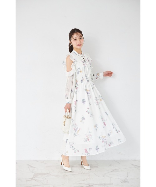 tocco closet(トッコ クローゼット)の「ラッフルフリルオープンショルダーボタニカルフラワープリントワンピース(ワンピース・レディース・オフホワイト/ブルー/ラベンダー・M)」の5枚目の写真