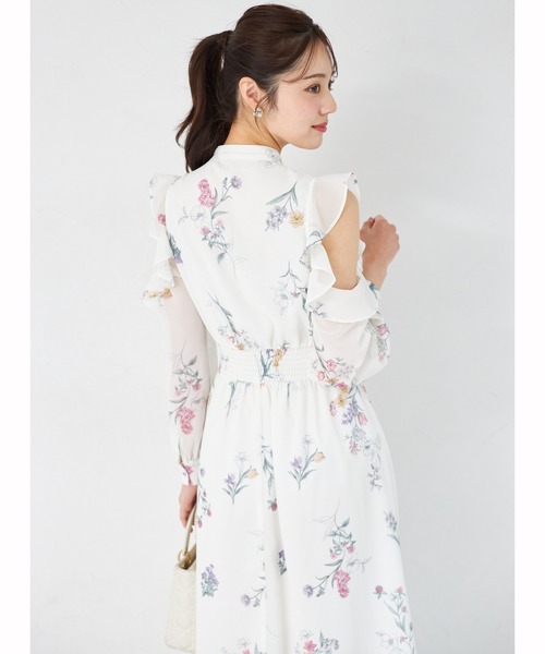 tocco closet(トッコ クローゼット)の「ラッフルフリルオープンショルダーボタニカルフラワープリントワンピース(ワンピース・レディース・オフホワイト/ブルー/ラベンダー・M)」の10枚目の写真