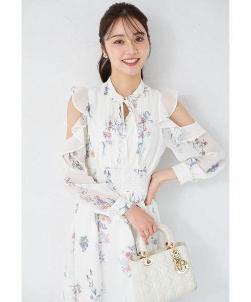 tocco closet(トッコ クローゼット)の「ラッフルフリルオープンショルダーボタニカルフラワープリントワンピース(ワンピース・レディース・オフホワイト/ブルー/ラベンダー・M)」の7枚目の写真