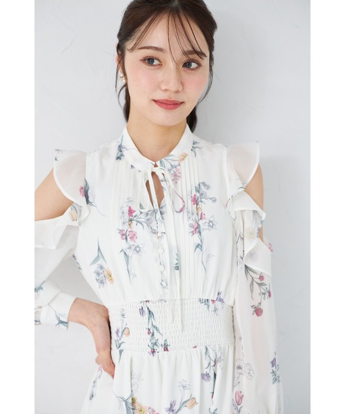 tocco closet(トッコ クローゼット)の「ラッフルフリルオープンショルダーボタニカルフラワープリントワンピース(ワンピース・レディース・オフホワイト/ブルー/ラベンダー・M)」の8枚目の写真