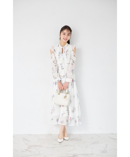 tocco closet(トッコ クローゼット)の「ラッフルフリルオープンショルダーボタニカルフラワープリントワンピース(ワンピース・レディース・オフホワイト/ブルー/ラベンダー・M)」の4枚目の写真