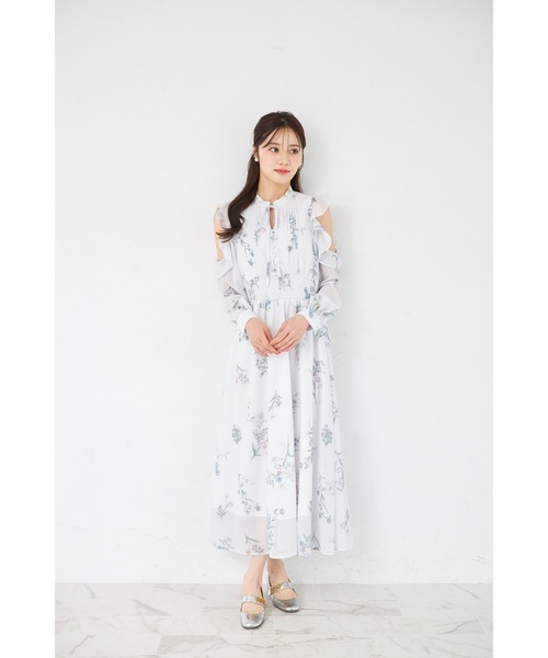 tocco closet(トッコ クローゼット)の「ラッフルフリルオープンショルダーボタニカルフラワープリントワンピース(ワンピース・レディース・オフホワイト/ブルー/ラベンダー・M)」の11枚目の写真