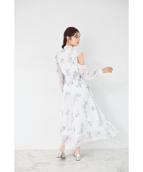 tocco closet(トッコ クローゼット)の「ラッフルフリルオープンショルダーボタニカルフラワープリントワンピース(ワンピース・レディース・オフホワイト/ブルー/ラベンダー・M)」の14枚目の写真