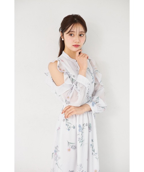 tocco closet(トッコ クローゼット)の「ラッフルフリルオープンショルダーボタニカルフラワープリントワンピース(ワンピース・レディース・オフホワイト/ブルー/ラベンダー・M)」の16枚目の写真