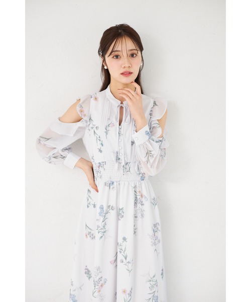 tocco closet(トッコ クローゼット)の「ラッフルフリルオープンショルダーボタニカルフラワープリントワンピース(ワンピース・レディース・オフホワイト/ブルー/ラベンダー・M)」の15枚目の写真