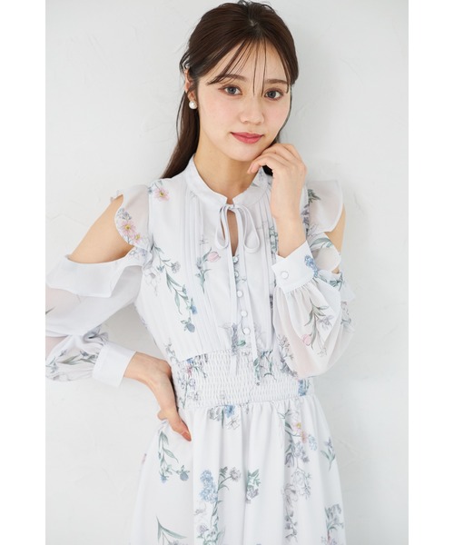 tocco closet(トッコ クローゼット)の「ラッフルフリルオープンショルダーボタニカルフラワープリントワンピース(ワンピース・レディース・オフホワイト/ブルー/ラベンダー・M)」の17枚目の写真