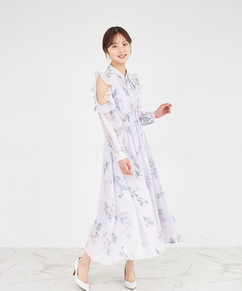 tocco closet(トッコ クローゼット)の「ラッフルフリルオープンショルダーボタニカルフラワープリントワンピース(ワンピース・レディース・オフホワイト/ブルー/ラベンダー・M)」の21枚目の写真