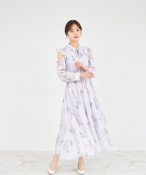 tocco closet(トッコ クローゼット)の「ラッフルフリルオープンショルダーボタニカルフラワープリントワンピース(ワンピース・レディース・オフホワイト/ブルー/ラベンダー・M)」の20枚目の写真