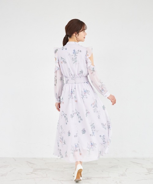 tocco closet(トッコ クローゼット)の「ラッフルフリルオープンショルダーボタニカルフラワープリントワンピース(ワンピース・レディース・オフホワイト/ブルー/ラベンダー・M)」の22枚目の写真