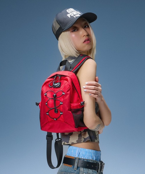 X-girl（エックスガール）の「BUNGEE CORD 2WAY MINI DAYPACK（バックパック/リュック・レディース・ブラック/レッド・ONE SIZE）」の5枚目の写真