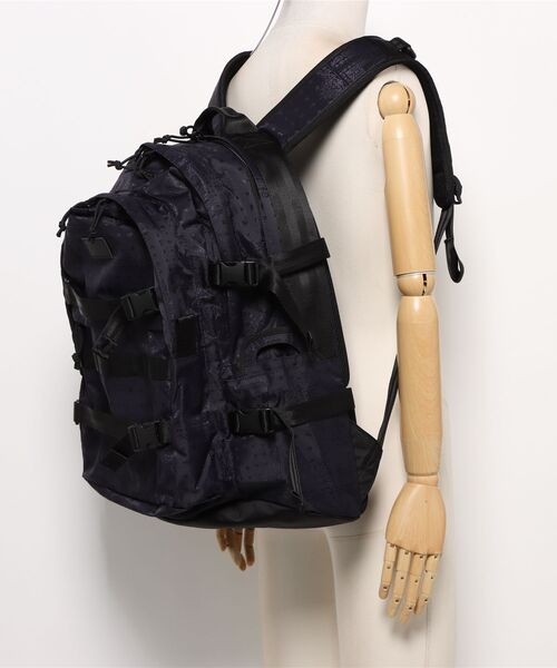 NEW ERA(ニューエラ)の「【NEW ERA/ニューエラ】キャリアパック 35L ネイビーペイズリー(バックパック/リュック・メンズ・ネイビー・FREE)」の4枚目の写真