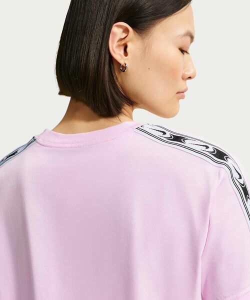 NIKE(ナイキ)の「ナイキ スポーツウェア クラシック ウィメンズ ルーズ クロップド Tシャツ / Nike Sportswear Classic Women's Loose Cropped T-Shirt IR7870-663 Pink Foam(Tシャツ/カットソー・レディース・ピンク・M/S/XS/L/XL)」の2枚目の写真