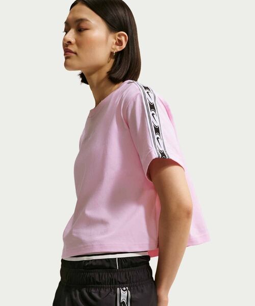 NIKE(ナイキ)の「ナイキ スポーツウェア クラシック ウィメンズ ルーズ クロップド Tシャツ / Nike Sportswear Classic Women's Loose Cropped T-Shirt IR7870-663 Pink Foam(Tシャツ/カットソー・レディース・ピンク・M/S/XS/L/XL)」の3枚目の写真