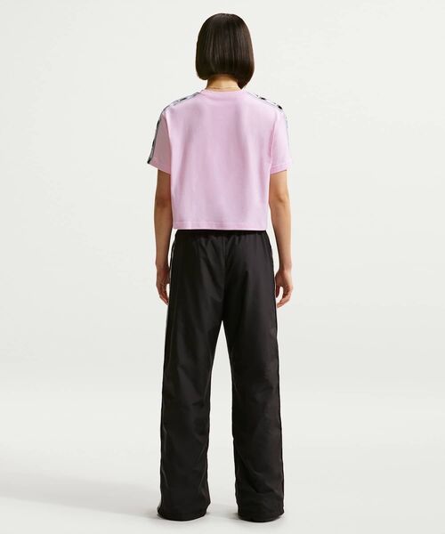 NIKE(ナイキ)の「ナイキ スポーツウェア クラシック ウィメンズ ルーズ クロップド Tシャツ / Nike Sportswear Classic Women's Loose Cropped T-Shirt IR7870-663 Pink Foam(Tシャツ/カットソー・レディース・ピンク・M/S/XS/L/XL)」の5枚目の写真
