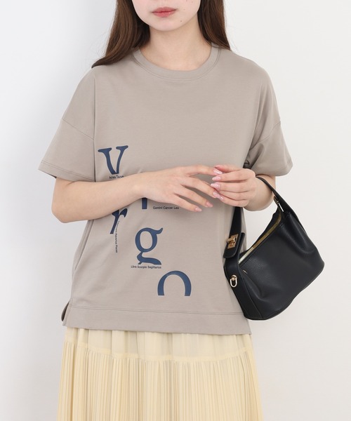 EGLANTINE(エグランティーヌ)の「EGLANTINE アシンメトリーロゴプリント半袖Tシャツ 日本製 ローズペトール(Tシャツ/カットソー・レディース・グレイッシュベージュ/サーモンピンク・38)」の1枚目の写真
