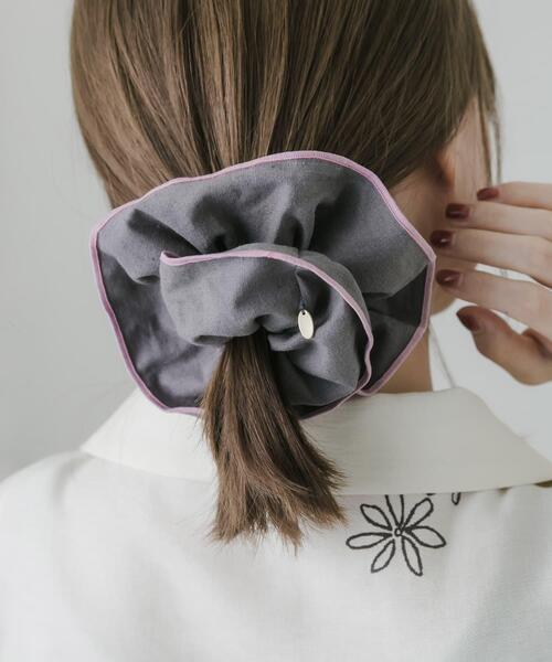 SMELLY(スメリー)の「カラーパイピングボリュームシュシュ(シュシュ・レディース・ホワイト系その他/グレー系その他・-)」の5枚目の写真
