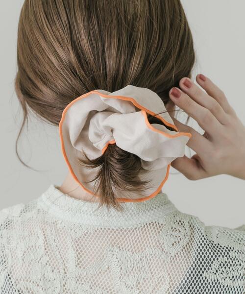 SMELLY(スメリー)の「カラーパイピングボリュームシュシュ(シュシュ・レディース・ホワイト系その他/グレー系その他・-)」の11枚目の写真